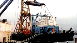 建設機械、作業車両、台船、タグボートや千葉より曵航された杭打船（自重355トン）を無事積込み完了しました