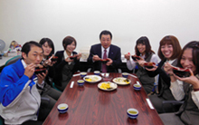 甘いものに目がない伊藤会長、後藤社長と一緒に“ぜんざい”を楽しみました。