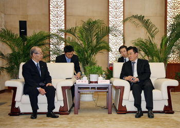 会談される伊藤代表取締役会長（左）と中国海運(集団)総公司 李紹徳董事長（右）