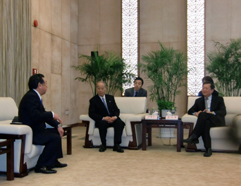 会談される伊藤代表取締役会長（中央）、後藤代表取締役社長（左）と中国海運（集団）総公司　許立栄董事長（右）