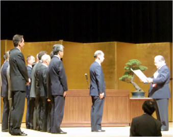 功績賞受賞式。当社作業員、西川組長は2列目手前。